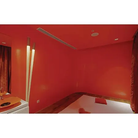 Amazing In With Outdoor Swimming Pool, Sauna And Wifi