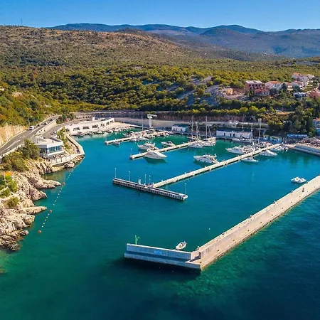 Amazing In With Outdoor Swimming Pool, Sauna And Wifi Apartman