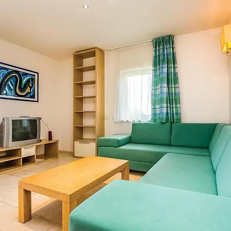 Amazing In With Outdoor Swimming Pool, Sauna And Wifi