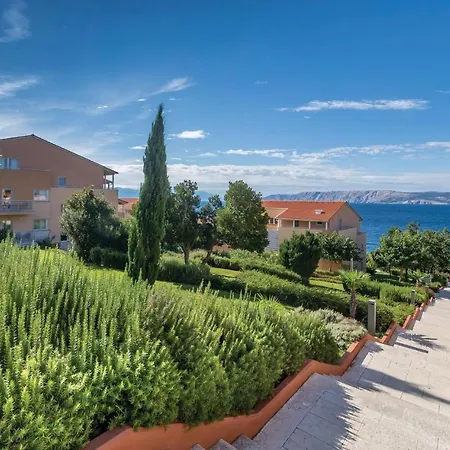 Amazing In With Outdoor Swimming Pool, Sauna And Wifi